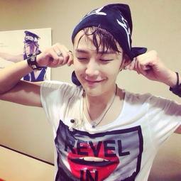 网红抱孩子帅照